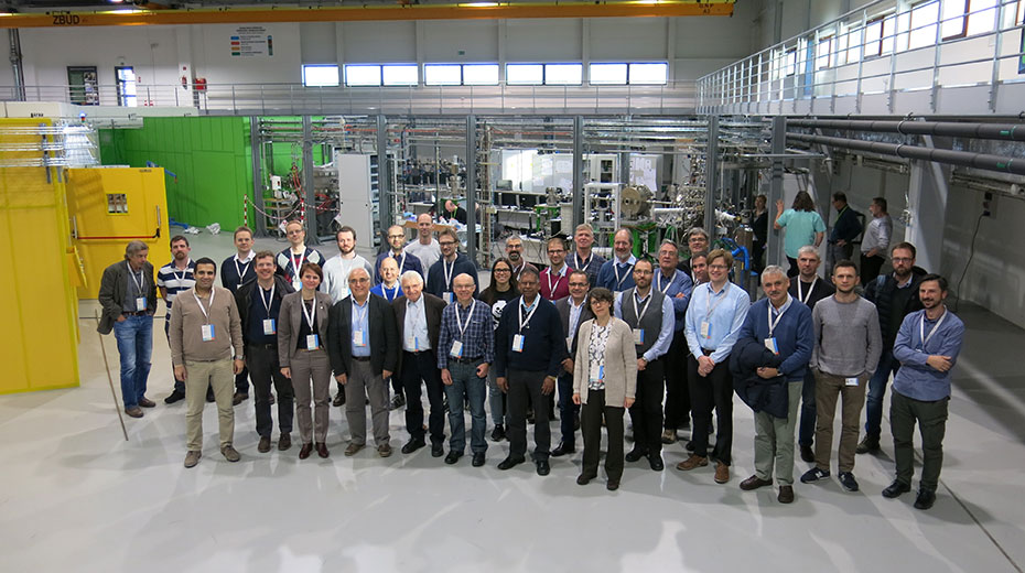 Zdjęcie grupowe spotkanie specjalistów z ośrodków synchrotronowych i laserów na wolnych elektronach